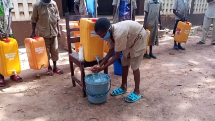 LUTTE CONTRE LE CORONAVIRUS A BANIKOARA ET SEGBANA : La contribution de Helvetas dans les écoles