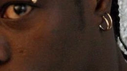 PORT DE BOUCLES D’OREILLES PAR CERTAINS GARCONS : Une mode qui frise de la voyoucratie au Bénin
