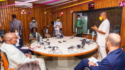 VISITE À LA RADIO SCOLAIRE ÉDUCATIVE DU BÉNIN DANS LE CADRE DE LA LUTTE CONTRE LE CORONAVIRUS : Le soutien de l’ambassade de France et l&rsquo;Afd aux programmes éducatifs
