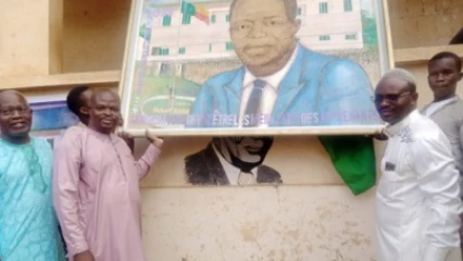 PARAKOU : Antoine Lalayè offre une œuvre d&rsquo;art de feu président Hubert Maga au Ceg 1
