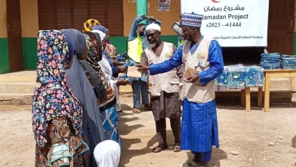 PARAKOU/AU PROFIT DES FIDÈLES MUSULMANS DE PARAKOU ET SES ENVIRONS : L’association Al-Islaah distribue des pagnes et enveloppes financières