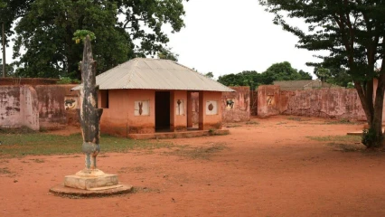 Difficultés dans la succession au trône dans certains royaumes du Bénin: la politique et le non-respect des valeurs traditionnelles, les maux à repanser