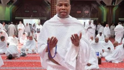 PASSANT LES DERNIERS JOURS DU MOIS DE RAMADAN À LA MECQUE, L&rsquo;ambassadeur Adam Bagoudou prie pour le Bénin