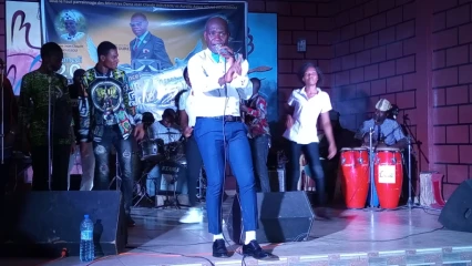 AMBIANCE TOUR DE BAR POUR LA PAIX AU BÉNIN : L’artiste Aziz Touré chante pour une élection apaisée