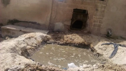 POLLUTION DE L’ENVIRONNEMENT A PARAKOU : Un propriétaire verse des excréments dans un fossé à Madina