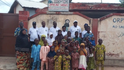 APRÈS UN REPAS PARTAGÉ AVEC LES ENFANTS DE L&rsquo;ORPHELINAT SABOUYO :  Lions Club Parakou Tabéra fait don de kits scolaires