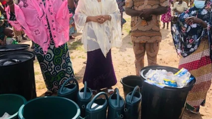 COMMUNE DE NIKKI: Aurélie Adam Soulé offre du matériels aux femmes concasseuses et maraîchères de Sérékali