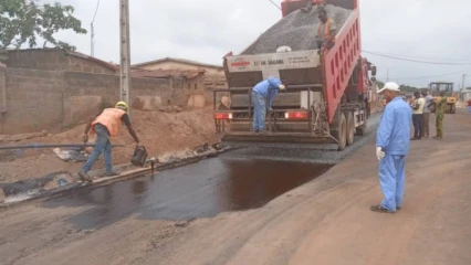 ASPHALTAGE A PARAKOU  : Après les pavés, Sinohydro pose le bitume