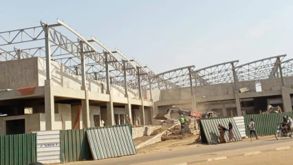 CONSTRUCTION DU MARCHÉ DE DJOUGOU :  53,94% de taux d&rsquo;avancement physique des travaux  . Le chantier mis en régie  . Les populations jalouses, demandent l&rsquo;accélération des travaux