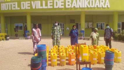 APPUI DE HELVETAS BÉNIN DANS LA LUTTE CONTRE LA PROPAGATION DU COVID-19 A BANIKOARA : Sarako Tamou réceptionne des dispositifs de lavage des mains