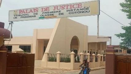 Poursuivi pour adoption d’enfant au Bénin: un couple français et leurs complices se justifient au tribunal 