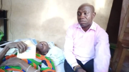 OEUVRE DE CHARITÉ À PARAKOU :     L’artiste Aziz Touré et ses fans au chevet de Pancras Hountondji