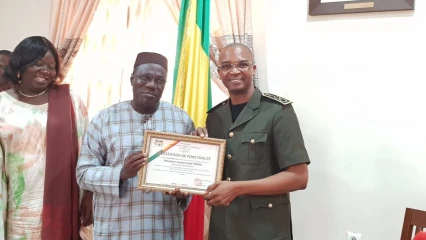 POUR SA PONCTUALITÉ LEGENDAIRE,  Le préfet Cissé distingue le maire Yorou