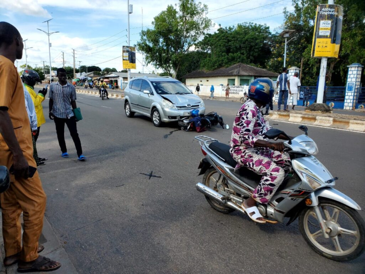 ACCIDENT DE LA ROUTE À PARAKOU   :   Une femme et son enfant violemment percutés par une voiture    . Des blessés et des dégâts matériels enregistrés 