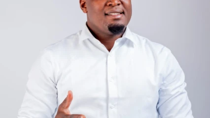 Municipales de 2026 : tout sur Prosper Ayéna, le candidat miroir de la jeunesse