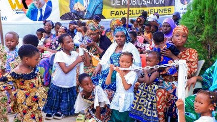 Noël à Parakou: le fan club Jeunes Waro2026 offre sourires et cadeaux à des centaines d’enfants