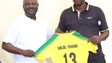 FOOTBALL/ TOURNOI BCC À NIKKI : Les équipes participantes ont reçu des jeux de maillots