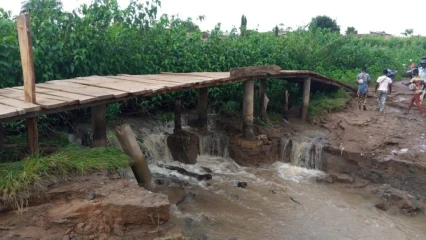 PARAKOU : Le pont qui relie le quartier Gah-Gbégou à Kpérou-Guèrra a cédé