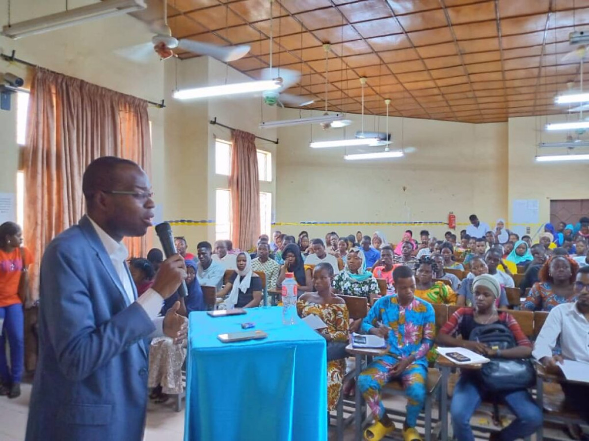 COOPÉRATION AGISSANTE À L&rsquo;UNIVERSITÉ DE PARAKOU : Le Dg Anpe Urbain Amegbédji outille les jeunes sur l&rsquo;insertion professionnelle