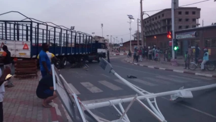 POUR AVOIR ÉVITÉ UN MOTOCYCLISTE AYANT BRÛLE LE FEU : Un camion fait un accident à Parakou