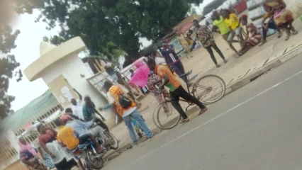 VENTE DES FOURNITURES SCOLAIRES À LA PLACE TABERA DE PARAKOU : L’accueil ou la bousculade ?