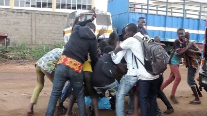 VILLE DE PARAKOU : Un présumé voleur victime de vindicte populaire  . Deux personnes déjà interpellées  . Voici le récit des faits