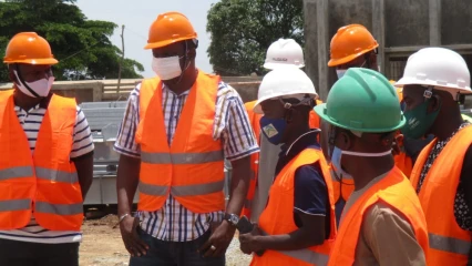COMMUNE DE BANIKOARA : Le maire Tamou sur le chantier du stade omnisports