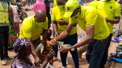 LUTTE CONTRE LA PANDÉMIE DU CORONAVIRUS DANS LA DONGA: Moov Bénin à travers la Fondation Etisalat Bénin distribue des masques aux femmes des marchés de Djougou