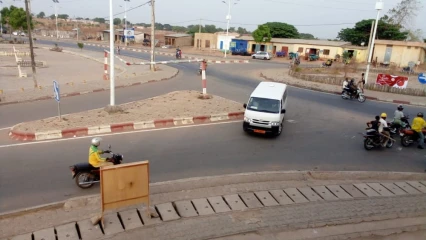 ALERTE : Le limitateur de hauteur du carrefour Daabaaru affaissé  . Gros risque d’accident, la mairie doit agir