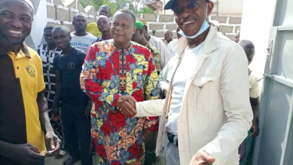 BEMBÉRÉKÉ/DOTATION DU CS DE GOUA D’UN SYSTÈME D’ÉNERGIE PHOTOVOLTAÏQUE : L’Ong Sompékids et la Fondation Edf expriment encore leur amour . Le leadership du général Robert Gbian a payé