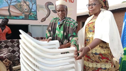 TCHAOUROU : L’He Bagoudou fait don de salon et de chaises au roi de Barérou