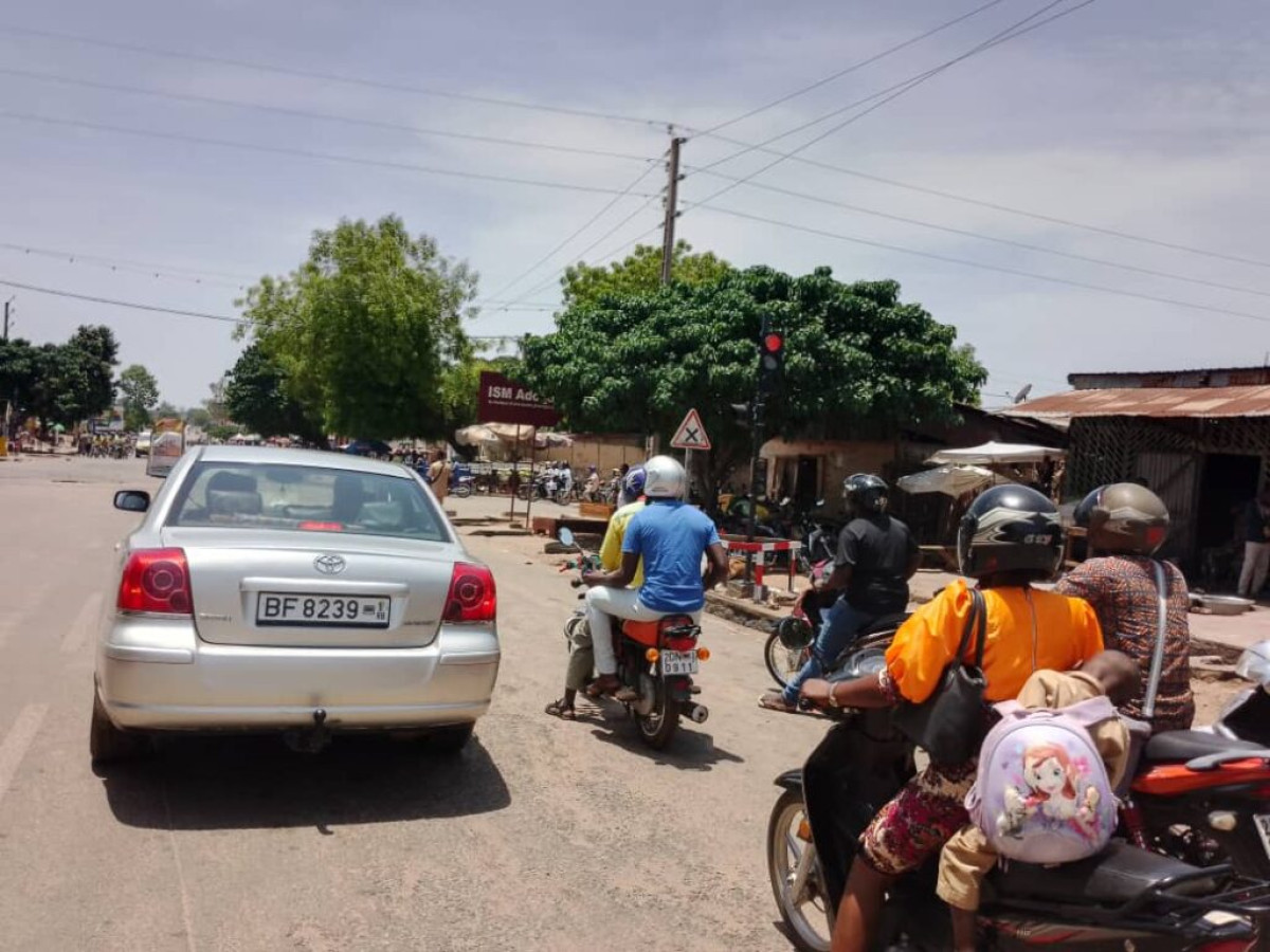 INSTALLATION DE NOUVEAUX FEUX TRICOLORES À PARAKOU: La circulation régulée au carrefour da Silva