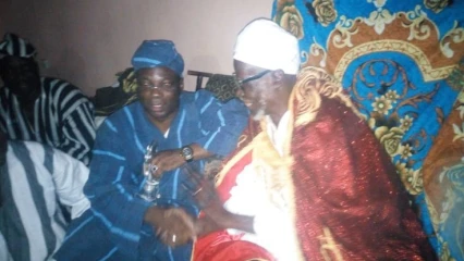 POUR SON ENGAGEMENT POUR LE RAYONNEMENT DE LA ROYAUTE DANS LE BARUTEM :  L&rsquo;He Gbadamassi reçoit les bénédictions de Sa majesté Sina Dèrou de Sandilo