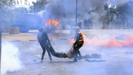 EN COLÈRE CONTRE L’AUGMENTATION DES TAXES : La population kényane incendie le parlement . Au moins 5 morts et près de 40 blessés