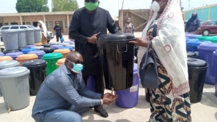 OPERATION DE DISTRIBUTION DE MASQUES ET DE DISPOSITIFS DE LAVAGE DES MAINS À PARAKOU : Toko, Adambi et Gbadamassi donnent un coup de poing au Covid-19  . L’artisanat local promu
