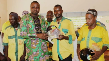 POUR AIDER LES ZÉMIDJANS DE BANIKOARA A SE CONFORMER AUX EXIGENCES DU CODE DE LA ROUTE : L’Up le Renouveau à travers Bio Sarako fait don de 200 casques