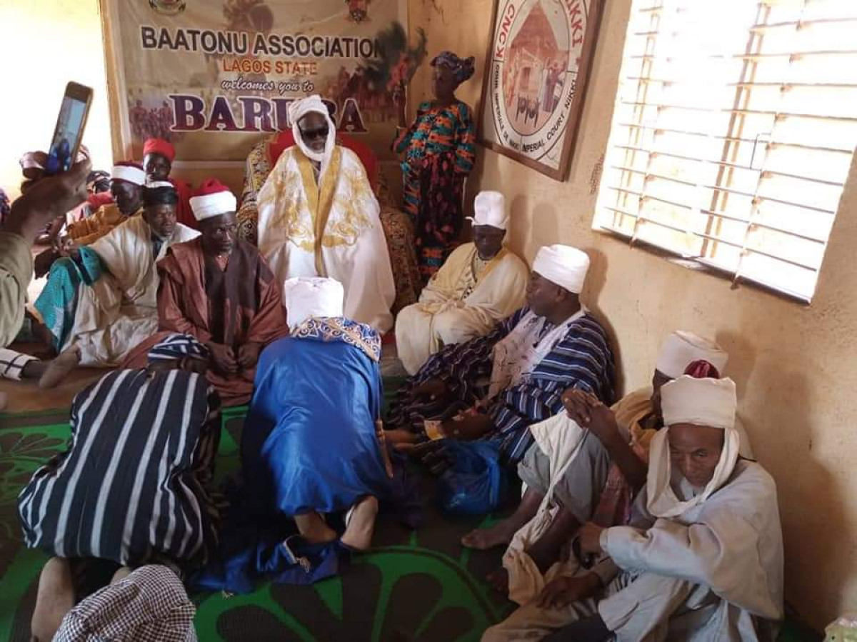 APRES SON INTRONISATION AU ROYAUME DE KEROU :  Sa majesté Farou Piri Deeman 2 reçoit les bénédictions de Sabi Naïna 3