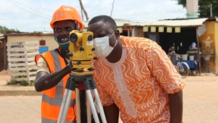 CONSTRUCTION D&rsquo;UN BLOC DE MATERNITE ET D&rsquo;OUVRAGES D&rsquo;ASSAINISSEMENT A BANIKOARA : Le maire Sarako Tamou remet les sites