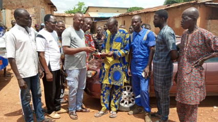 PARAKOU : Mohamed Hadi Sidi de l&rsquo;Up-R offre une voiture à un militant