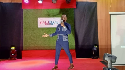 SPECTACLE D’HUMOUR  »PACHECO À PARAKOU » Les populations ont ri à gorge déployée