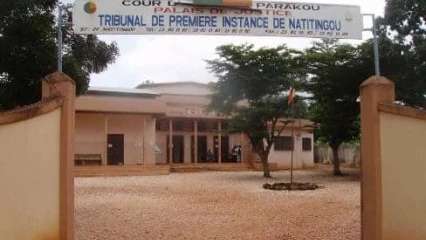 AFFAIRE BAVURE POLICIÈRE À NATITINGOU : 6 mois de prison ferme pour trois policiers et libération de l&rsquo;auteur de la vidéo  . La victime prend six mois de prison avec sursis