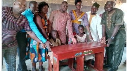 POUR OFFRIR DE BONNES CONDITIONS DE TRAVAIL AUX ECOLIERS DE L&rsquo;EPP WOKODOROU, La Jci Parakou Royale fait don de tables bancs