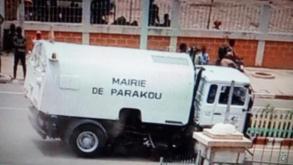 ENTRETIEN DES RUES ASPHALTÉES A PARAKOU : Toko donne plus d’arguments à Talon pour une seconde phase . Une balayeuse acquise pour le nettoyage des voies