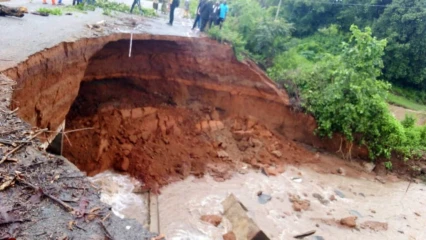 ROUTE INTER-ÉTAT N&rsquo;DALI-NIKKI-TCHIKANDOU : Une grande partie du pont de Kassakpéré a cédé  . Seuls les motocyclistes peuvent se frayer un chemin