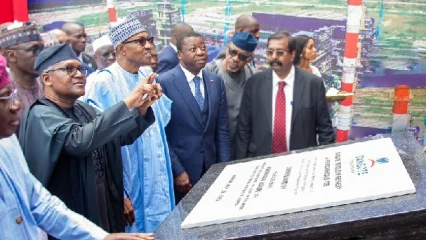 NIGÉRIA : Le milliardaire Dangoté inaugure la plus grande raffinerie de produits pétroliers d’Afrique  . L’absence remarquable de Patrice Talon à l’inauguration