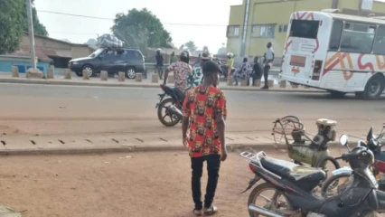 CHARGEMENT HORS PARC À PARAKOU : L&rsquo;autorité du Maire Zimé Chabi défiée et les usagers mis en danger . Le phénomène criant à la gare routière d&rsquo;Albarika