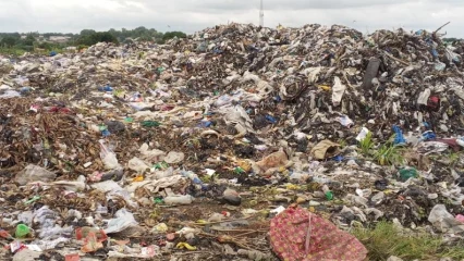 PARAKOU : Les populations de Kpérou-Guerra dénoncent le dépotoir sauvage d&rsquo;ordures ménagères dans leur quartier