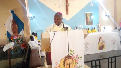 JUBILÉ D&rsquo;ETAIN A L&rsquo;EGLISE CATHOLIQUE SAINTE THÉRÈSE DE L&rsquo;ENFANT JÉSUS DE PARAKOU : Monseigneur Pascal N&rsquo;Koué appelle à l&rsquo;union des familles