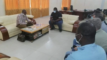 BITUMAGE DE LA ROUTE GUESSOU-SUD-SINENDÉ : Le maire Kouri échange avec une équipe de l&rsquo;entreprise Adéoti