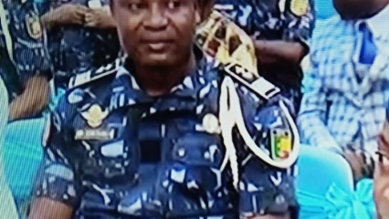 NOMMÉ CHEVALIER DE L’ORDRE NATIONAL DU BÉNIN :  Le commissaire Léopold Egblékadja reçoit son insigne 